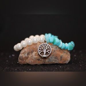 Woman glass and pearl bead bracelet